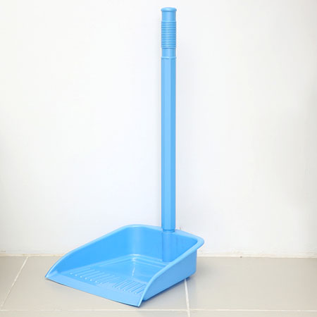 Ky Hốt Rác Bằng Nhựa Cán Dài Nhiều Màu